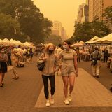 Gelber Rauch hüllt die Menschen in New York ein