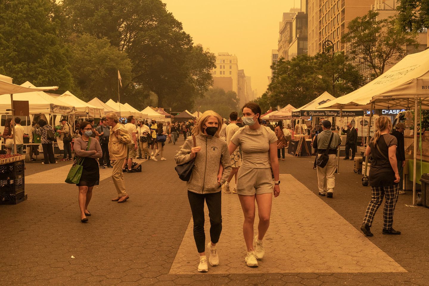 Enttäuschte Touristinnen und Touristen Gelber Rauch hüllt die Menschen in New York ein
