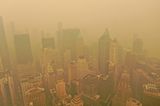 New York versinkt in gelbem Rauch - Ansicht aus der Luft
