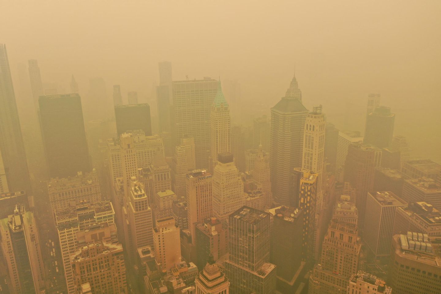 New York City versinkt in einer Rauchwolke New York versinkt in gelbem Rauch - Ansicht aus der Luft