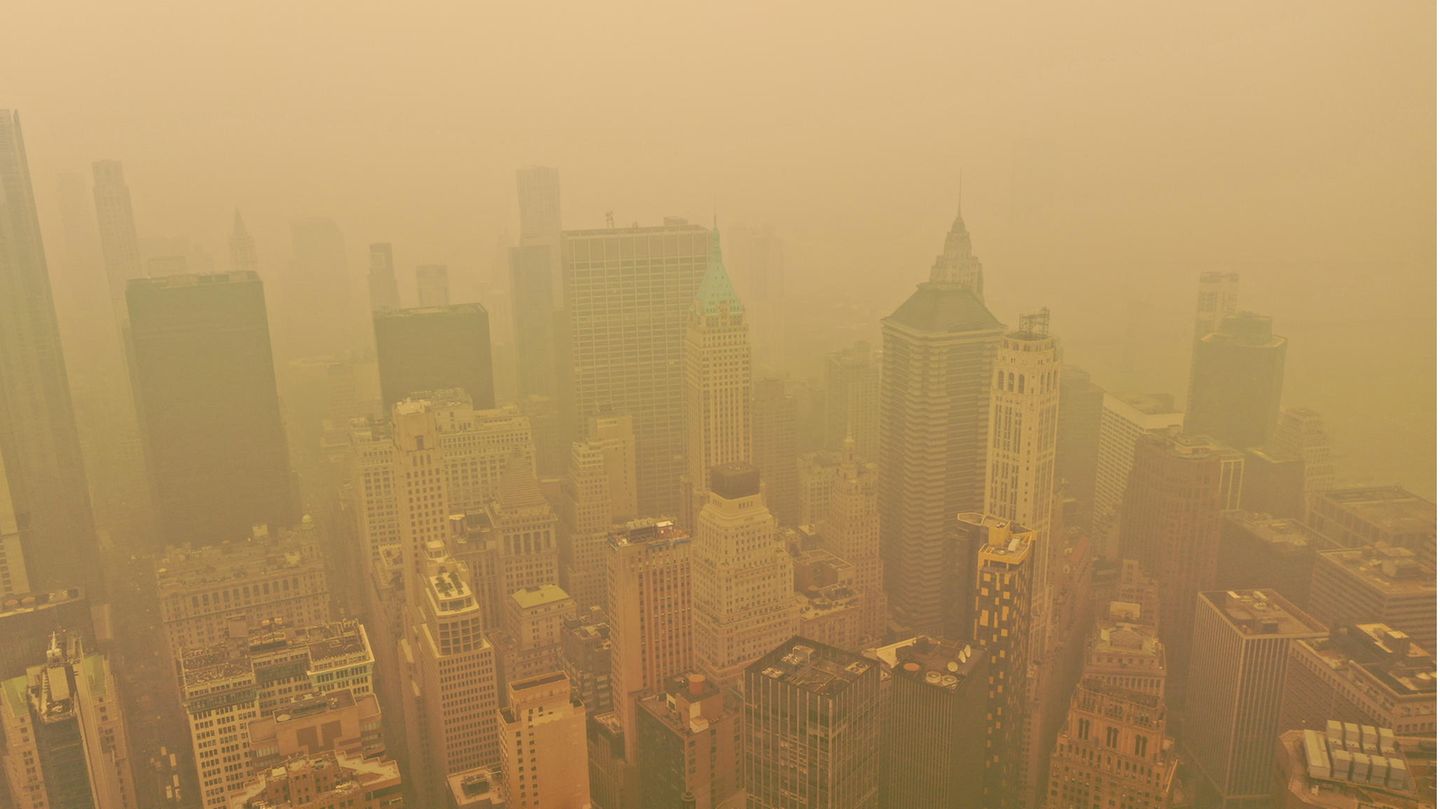 New York versinkt in gelbem Rauch - Ansicht aus der Luft
