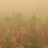 New York versinkt in gelbem Rauch - Ansicht aus der Luft