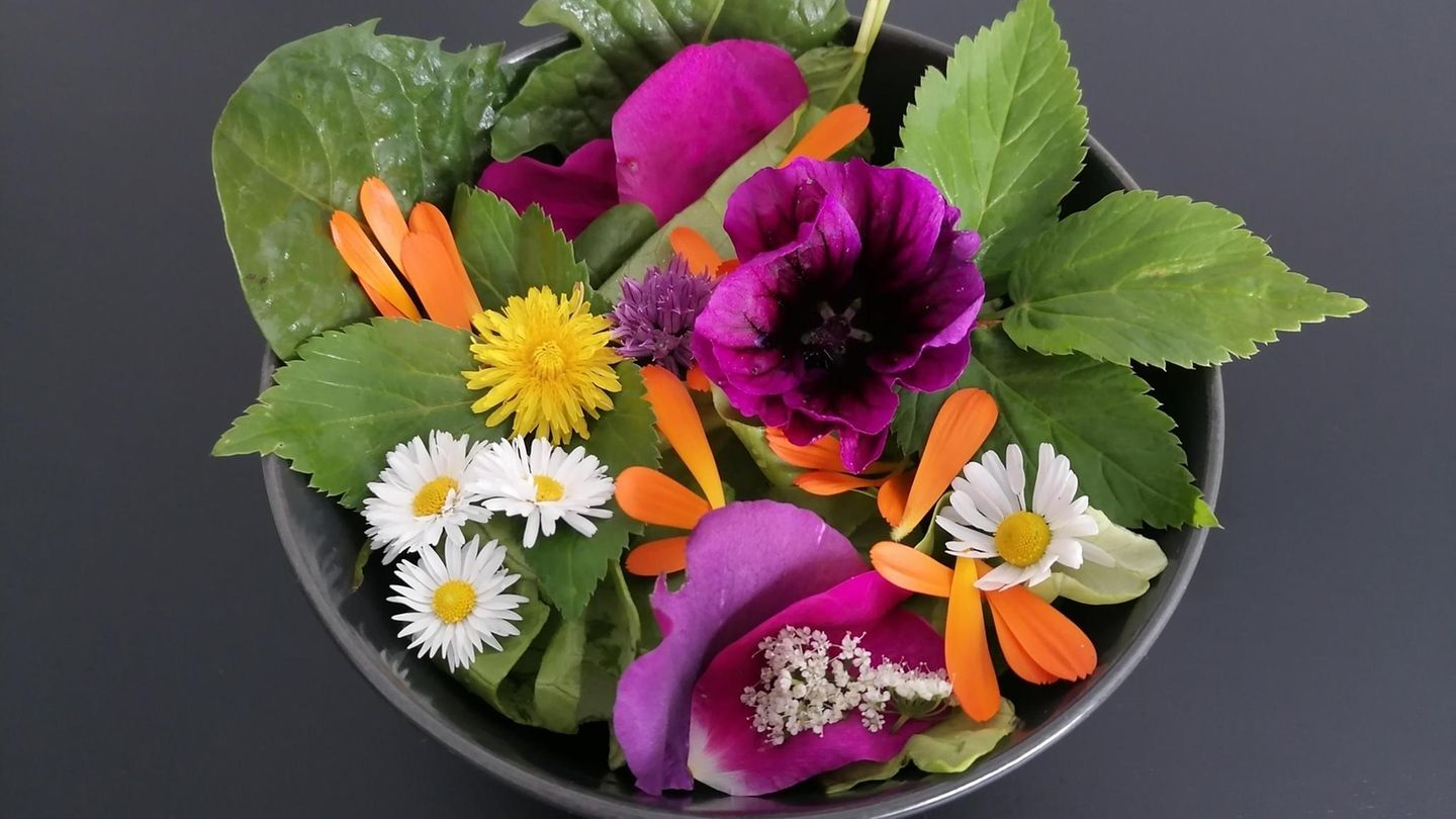 Salat mit essbaren Blüten