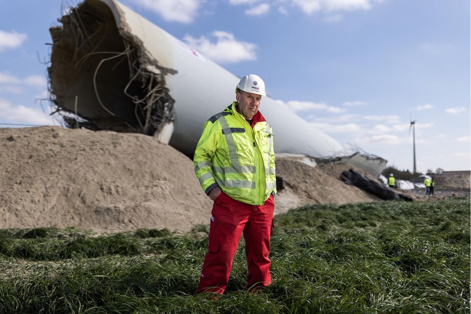 Sprengmeister Eduard Reisch vor dem gesprengten Turm einer Windkraftanlage