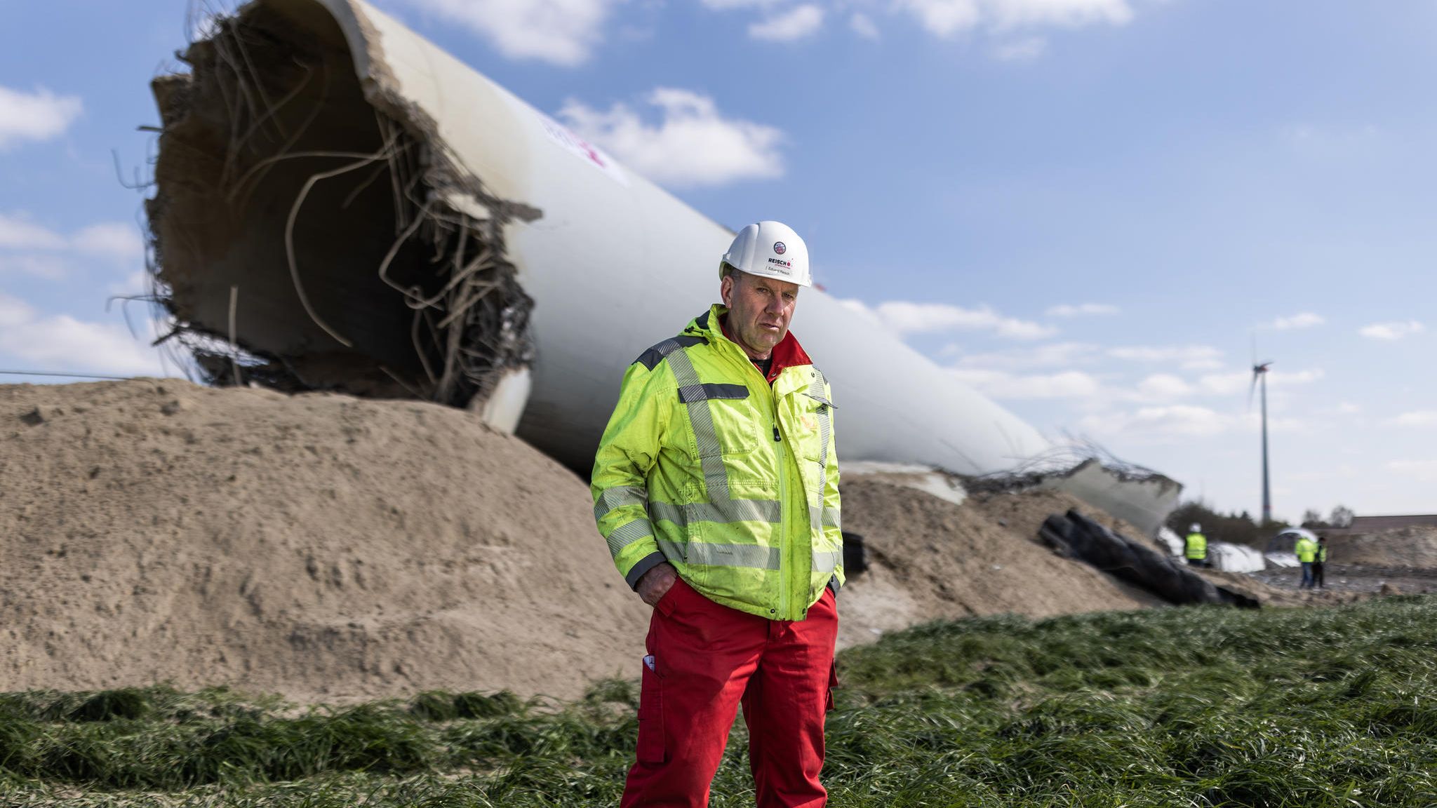 Sprengmeister Eduard Reisch vor dem gesprengten Turm einer Windkraftanlage Sprengmeister Eduard Reisch vor dem gesprengten Turm einer Windkraftanlage