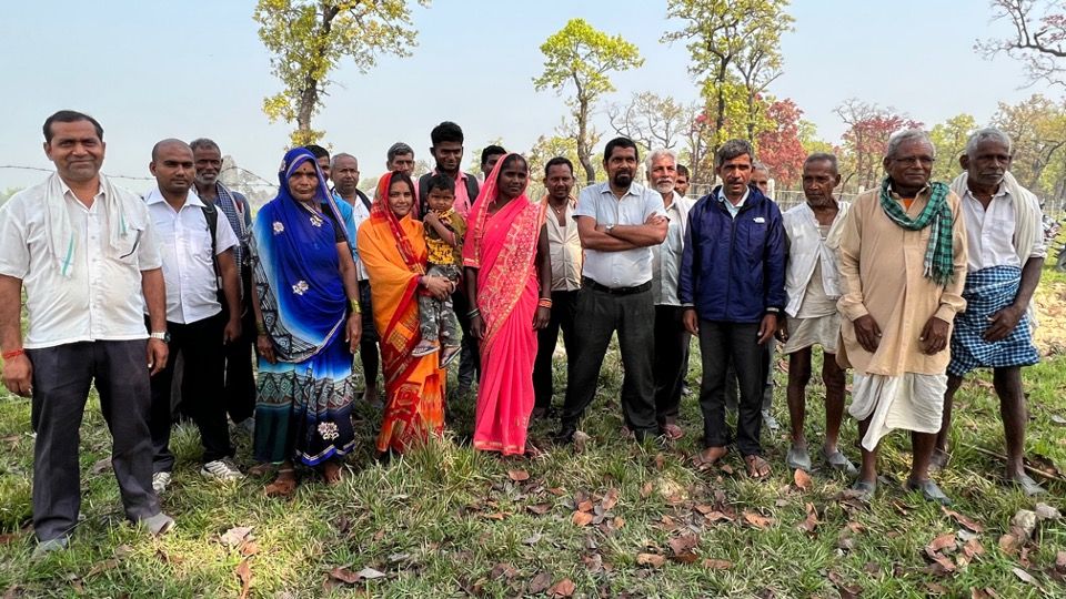 Männer und Frauen aus dem Komitee der Waldnutzergruppe Shree Pauhawa Manthadhari Männer und Frauen aus dem Komitee der Waldnutzergruppe Shree Pauhawa Manthadhari