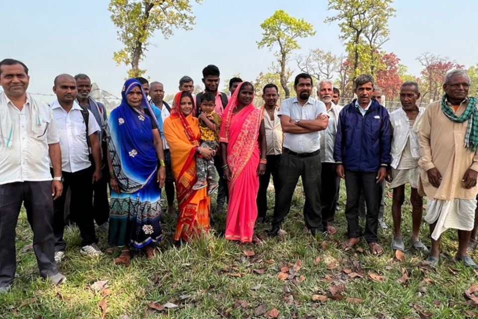 Männer und Frauen aus dem Komitee der Waldnutzergruppe Shree Pauhawa Manthadhari