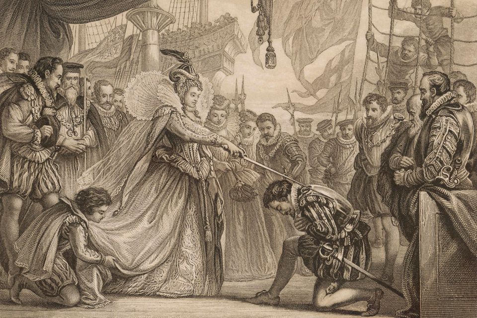 Nach seiner Reise um die ganze Welt schlägt Queen Elizabeth Sir Francis Drake an Bord seines Schiffes 'Golden Hind' zum Ritter