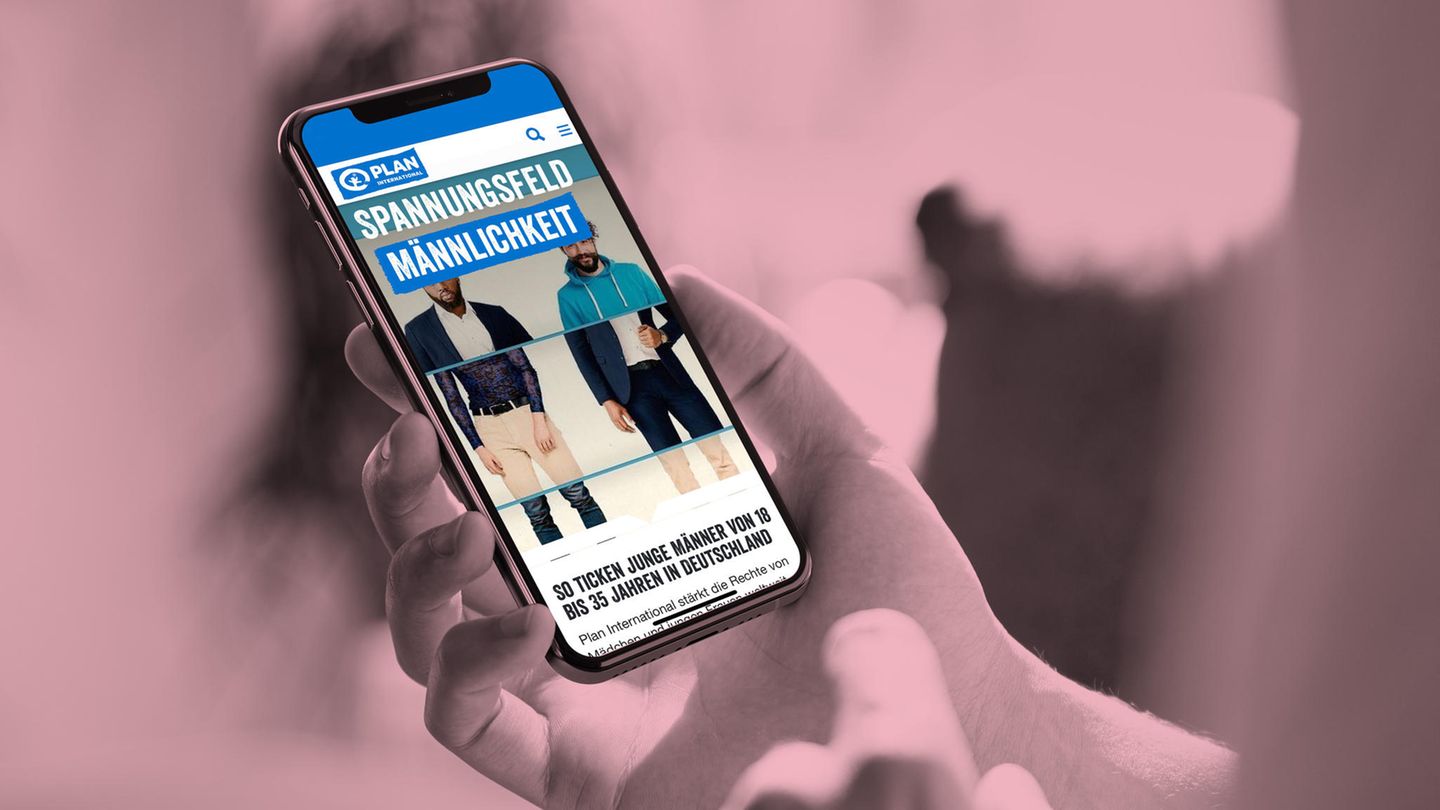 Ein Handy zeigt das Aufmacherbild der Umfrage "Spannungsfeld Männlichkeit"