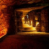 Blick in einen beleuchteten Gang der Kasematten unterhalb Luxemburg Stadt