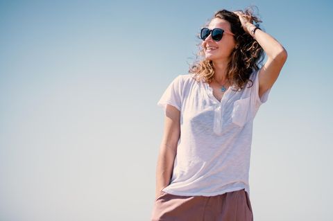 Schweißflecken vermeiden: Eine junge Frau genießt den Sommer.