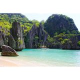 Küste mit spitzen, hohen Felsen und hellblauem Wasser