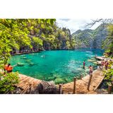Ein See mit sehr klarem Wasser in dem mehrere Menschen schwimmen
