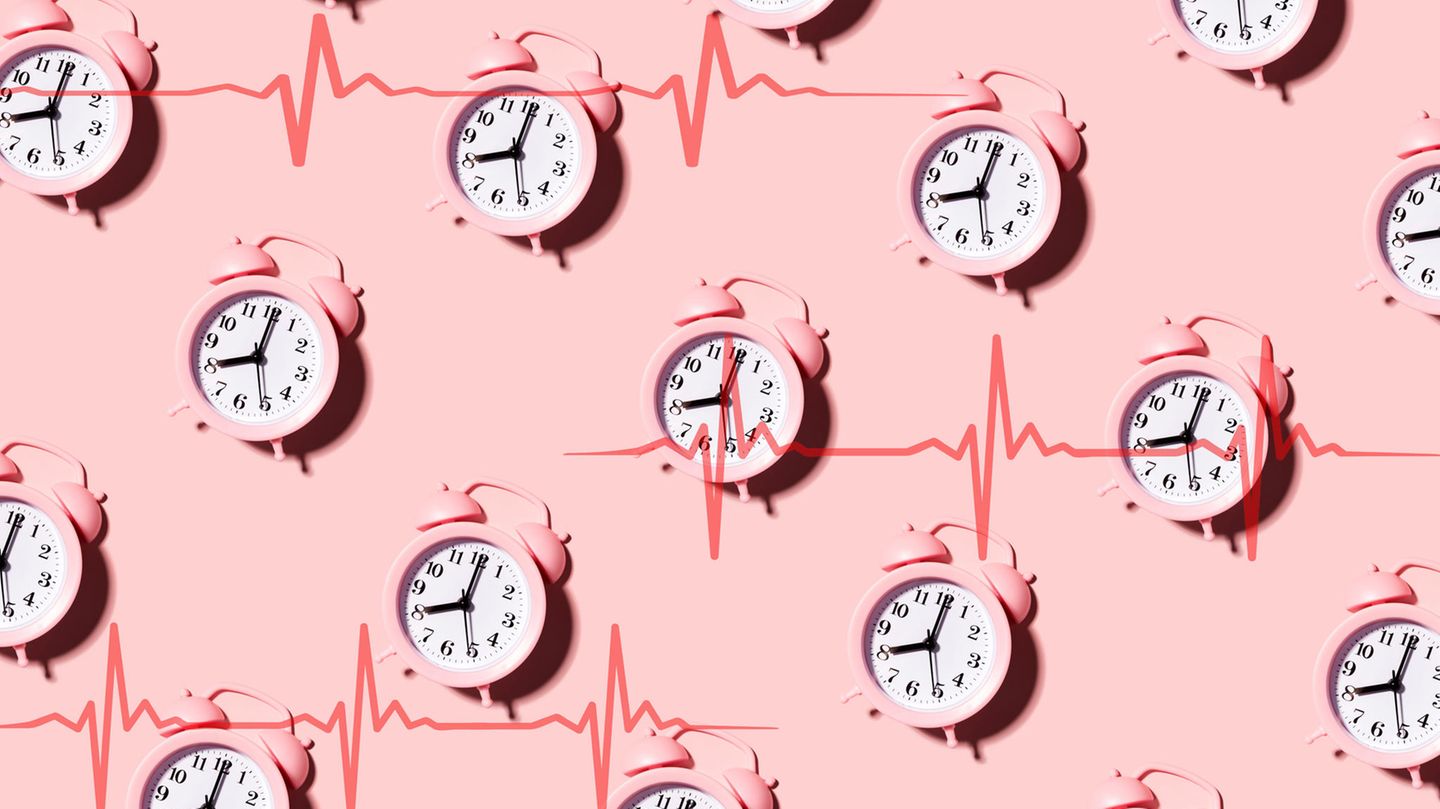 Grafik von Uhren und dem Herzrhythmus eines EKGs