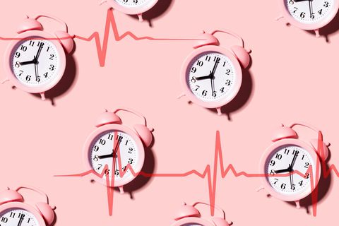 Grafik von Uhren und dem Herzrhythmus eines EKGs