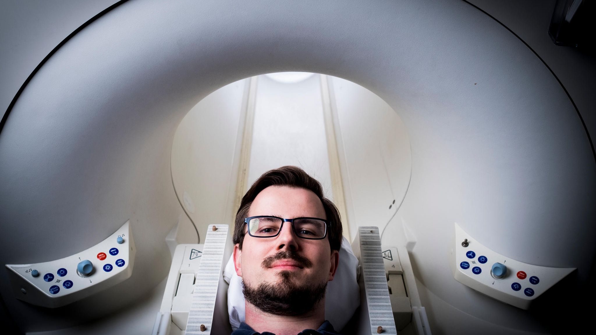 Der Forscher Boris Konrad vor einem Gehirnscanner