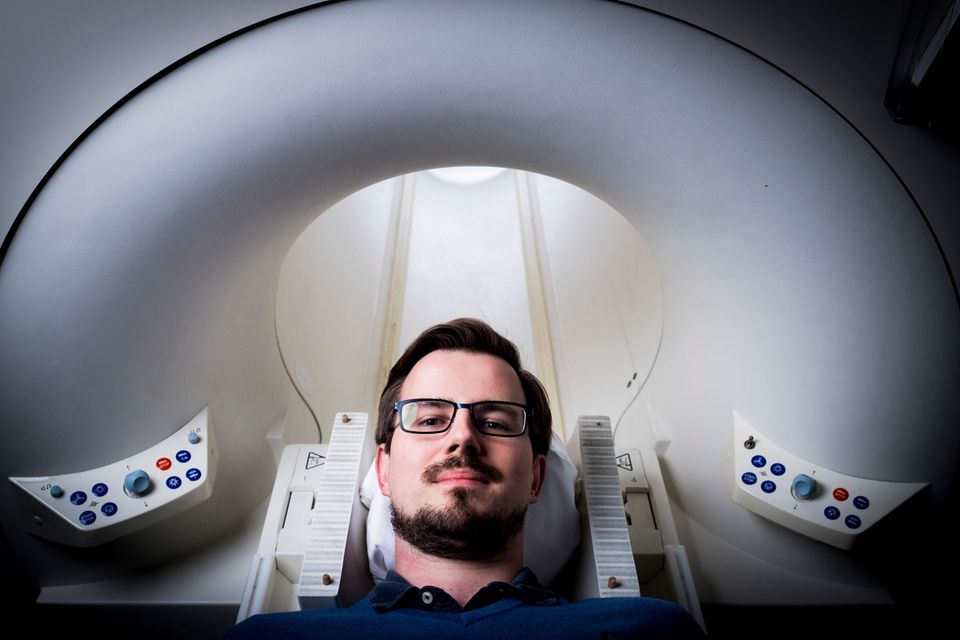 Der Forscher Boris Konrad vor einem Gehirnscanner