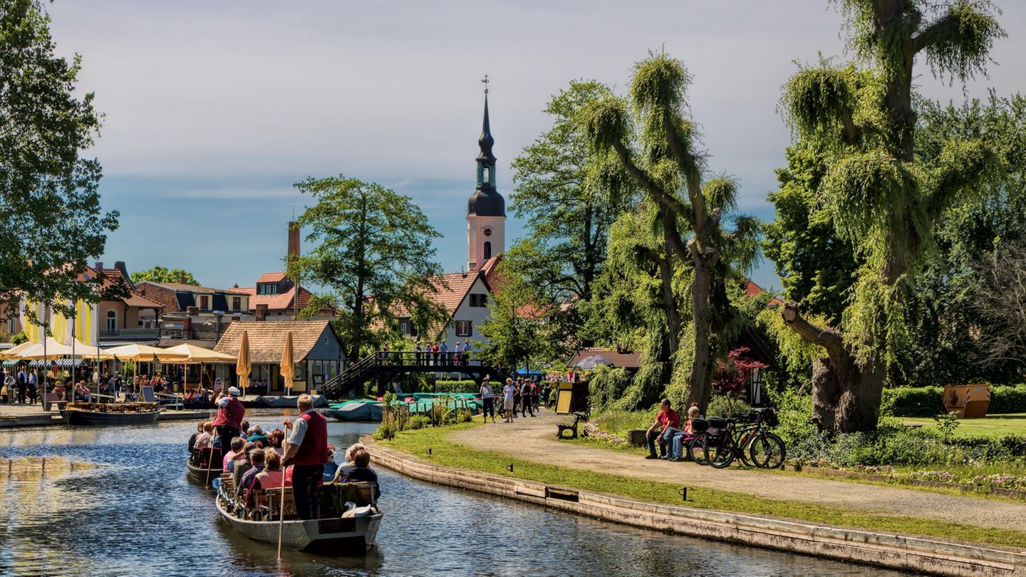 Zwei Boote mit einigen Leuten drauf wird von einem Gondolier angeschoben
