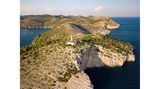 Leuchtturm auf Steilküste bei der Bucht Skrivena Luka auf der Insel Lastovo