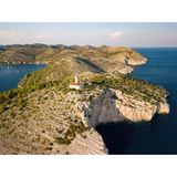 Leuchtturm auf Steilküste bei der Bucht Skrivena Luka auf der Insel Lastovo