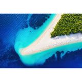 Weißer Strand mit strahlend blauem Wasser