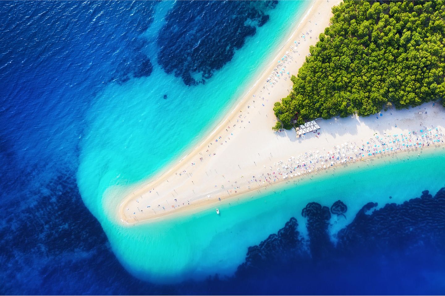 Brač – Strandschönheit Weißer Strand mit strahlend blauem Wasser
