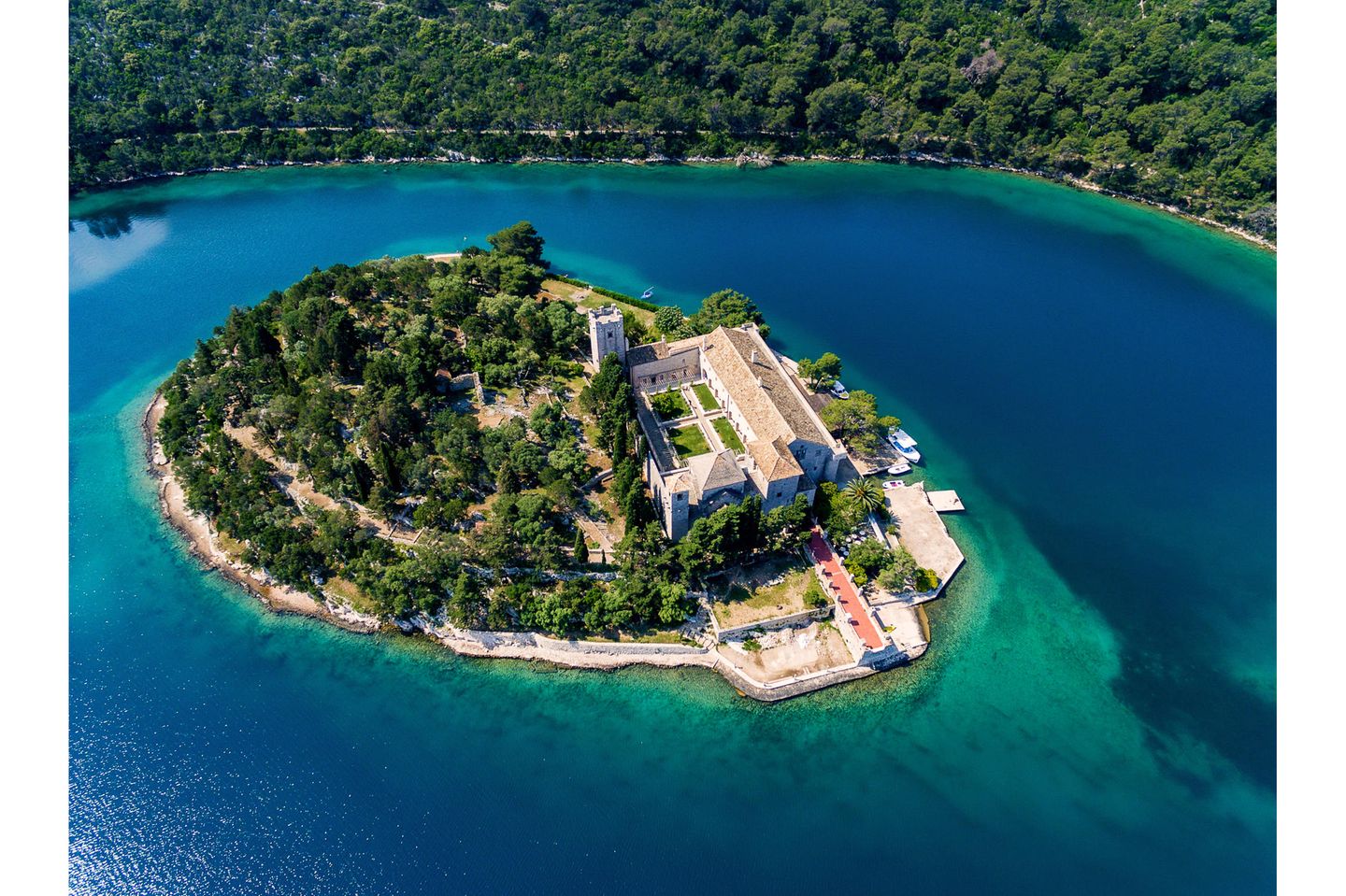 Mljet – Verführt mit Waldesruh Ansicht von oben auf eine sehr kleine Insel mit einem großen Kloster darauf