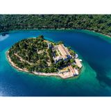 Ansicht von oben auf eine sehr kleine Insel mit einem großen Kloster darauf