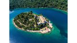 Ansicht von oben auf eine sehr kleine Insel mit einem großen Kloster darauf