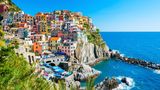 Gleich fünf malerische Dörfer reihen sich entlang des 12 Kilometer langen Küstenstreifens an der Italienischen Riviera. Die berühmte Postkartenansicht zeigt das Örtchen Manarola