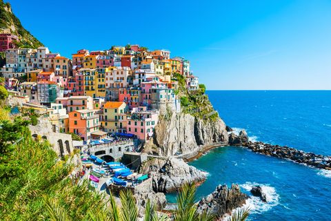 Gleich fünf malerische Dörfer reihen sich entlang des 12 Kilometer langen Küstenstreifens an der Italienischen Riviera. Die berühmte Postkartenansicht zeigt das Örtchen Manarola
