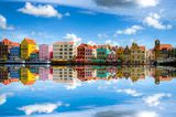 Willemstad mit Spiegelung im Wasser