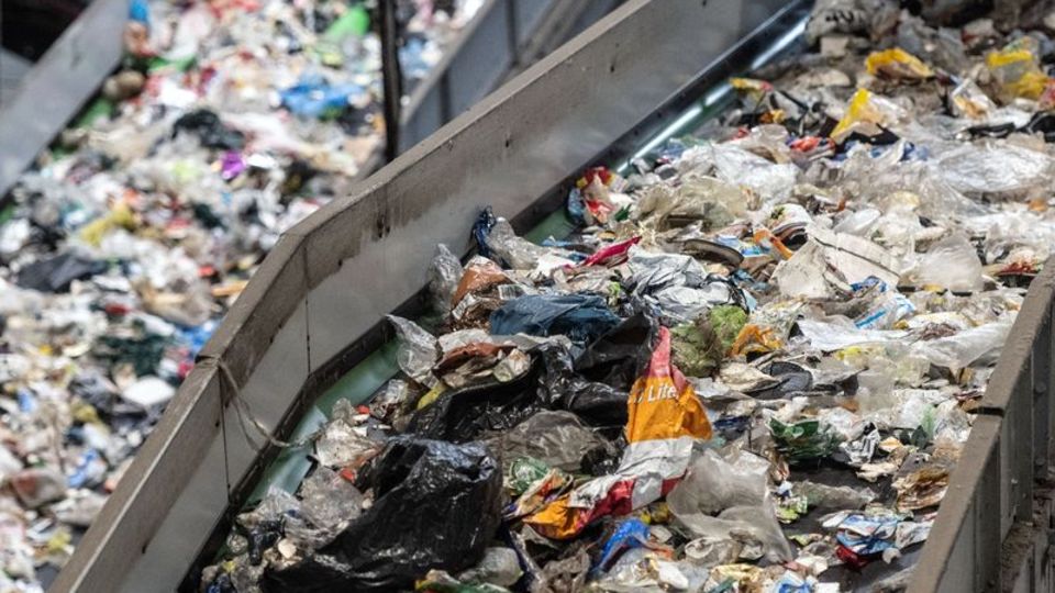 Unsortierter Müll läuft in der Sortieranlage über verschiedene Förderbänder