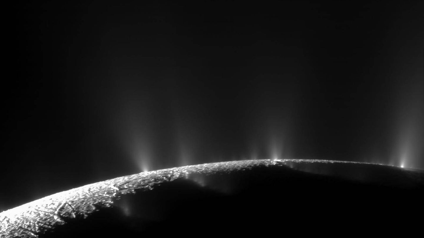 Wasserfontänen schießen durch die Eiskruste des Saturnmonds Enceladus