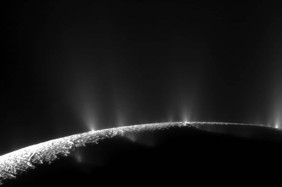 Wasserfontänen schießen durch die Eiskruste des Saturnmonds Enceladus