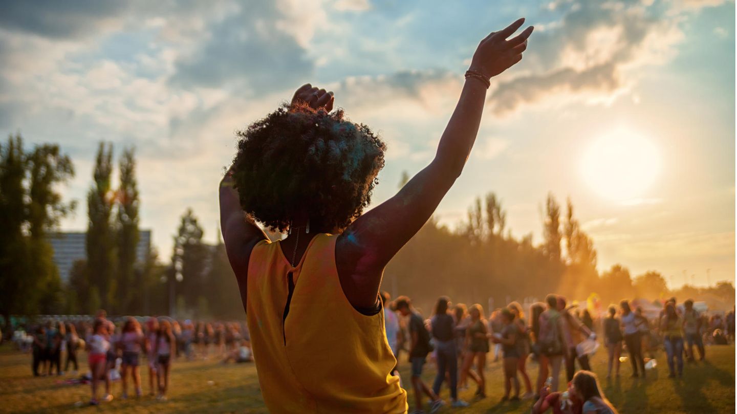 Junge Frau tanzt beim Festival im Sommer