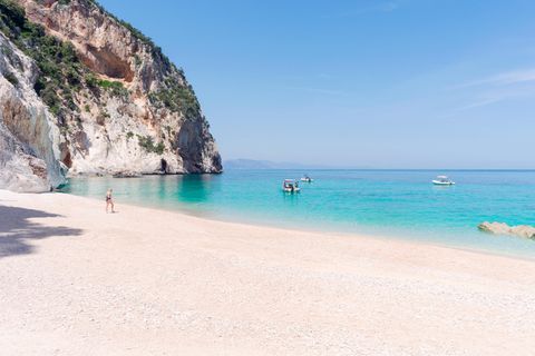 Die Bucht Cala degli Innamorati mit dem hellen Sandstrand liegt an der Ostküste Sardiniens