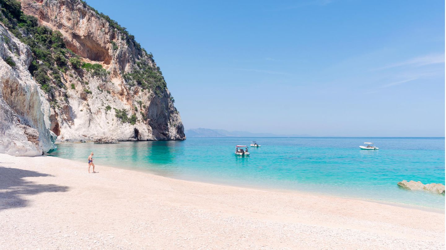 Die Bucht Cala degli Innamorati mit dem hellen Sandstrand liegt an der Ostküste Sardiniens