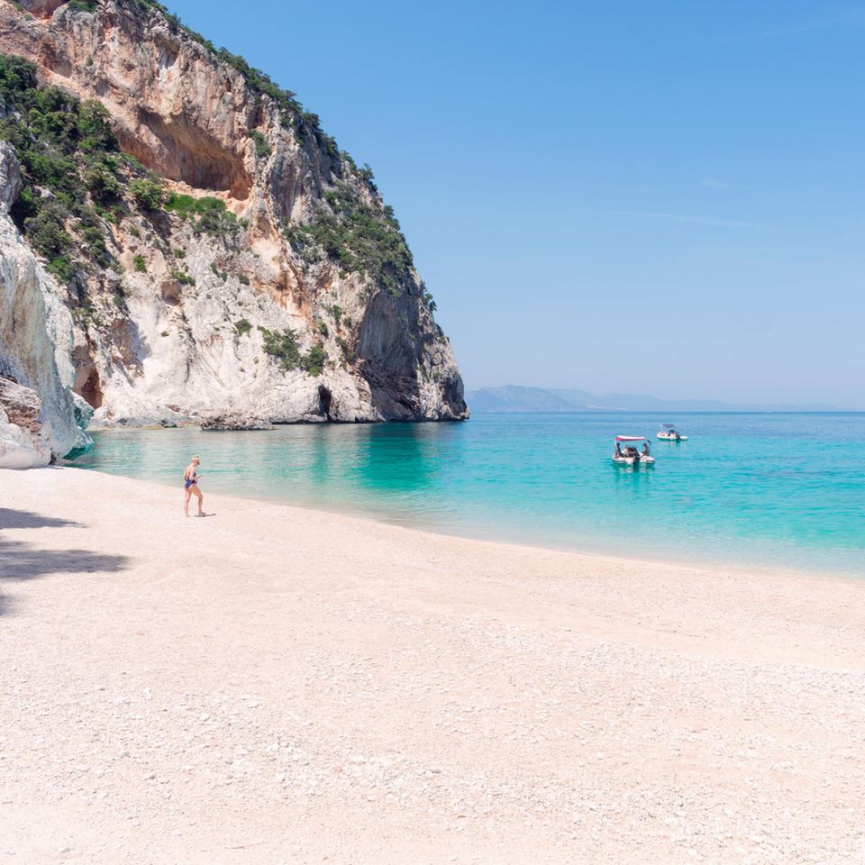 Die Bucht Cala degli Innamorati mit dem hellen Sandstrand liegt an der Ostküste Sardiniens