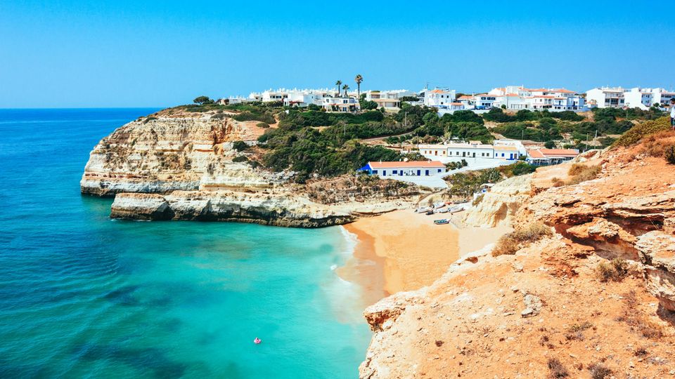 Blick auf eine kleine Küste im Bezirk Faro Blick auf eine kleine Küste im Bezirk Faro