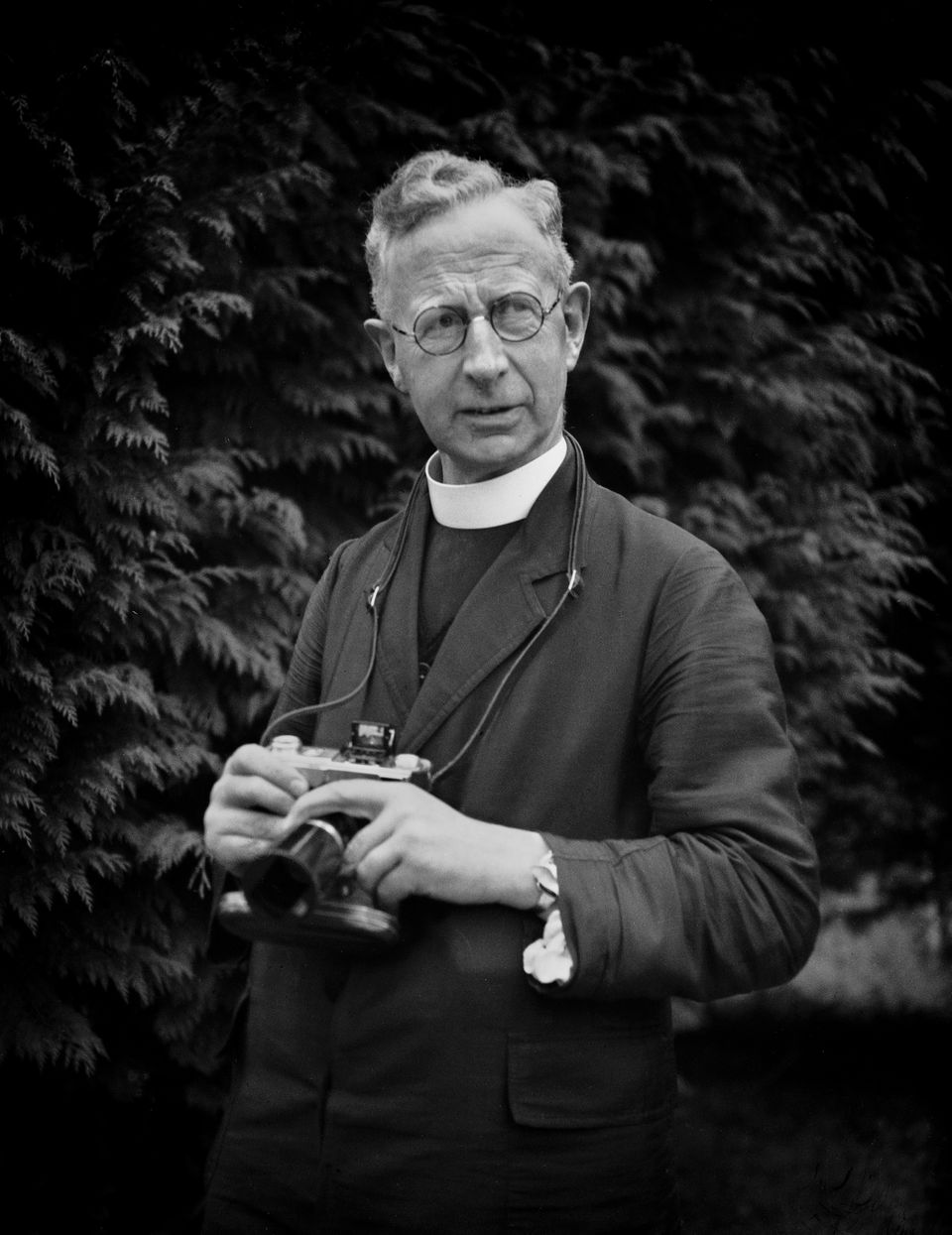 Francis Browne hält Kamera in der Hand Francis Browne hält Kamera in der Hand