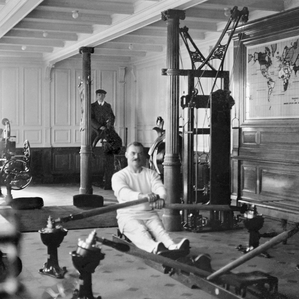 Titanic-Passagier sitzt an Rudermaschine im Fitnessraum