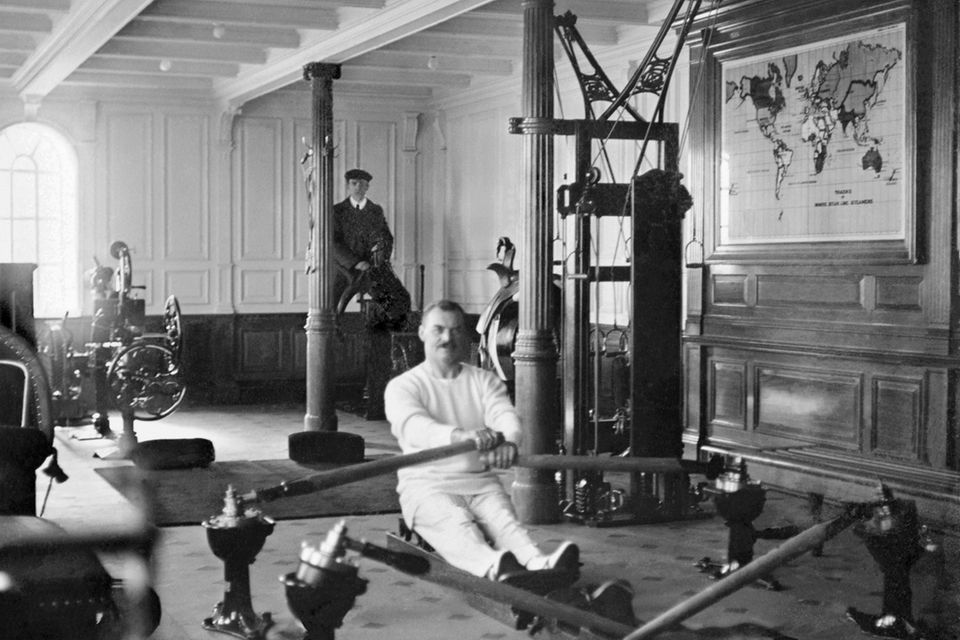 Titanic-Passagier sitzt an Rudermaschine im Fitnessraum 1.285