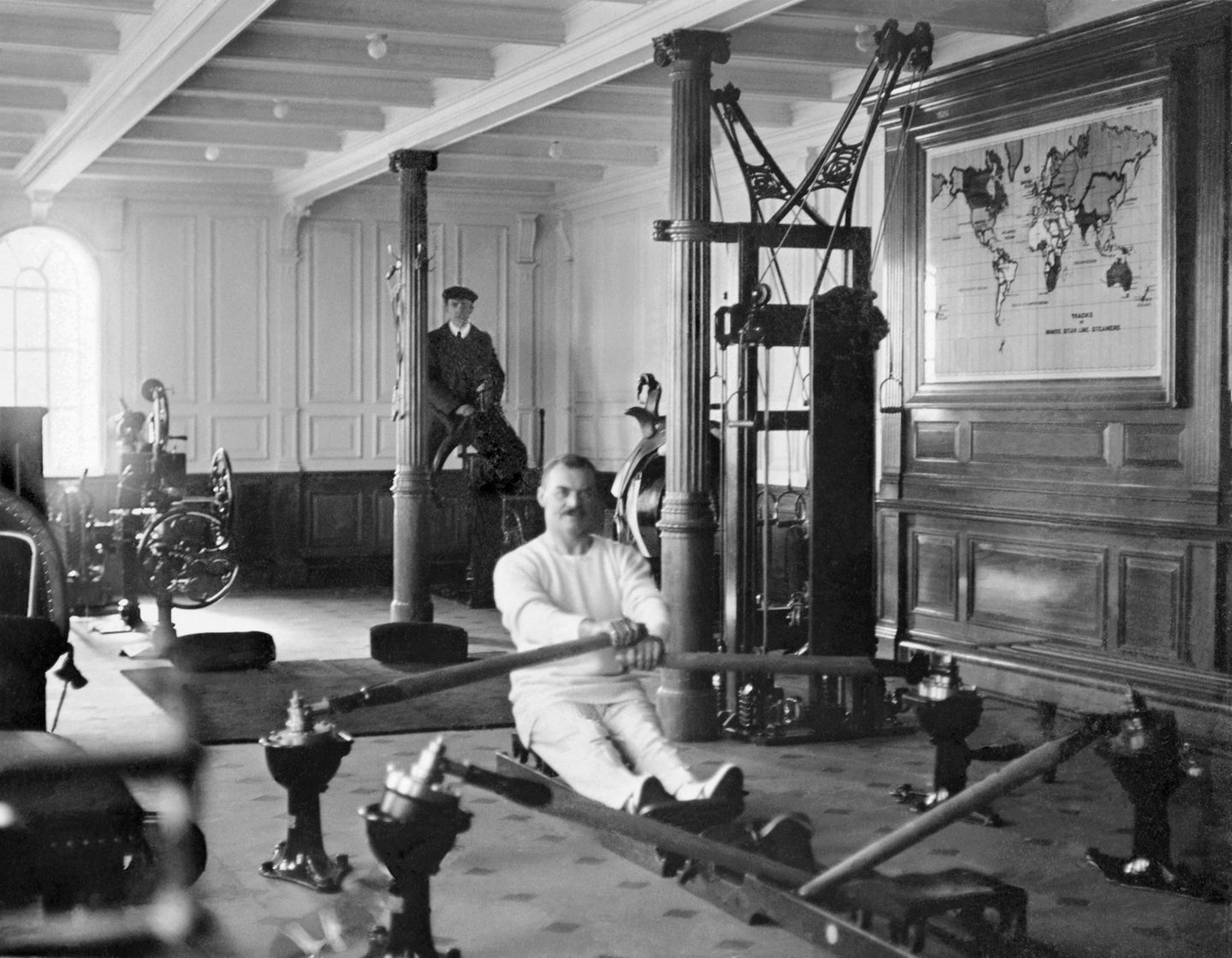 Titanic-Passagier sitzt an Rudermaschine im Fitnessraum