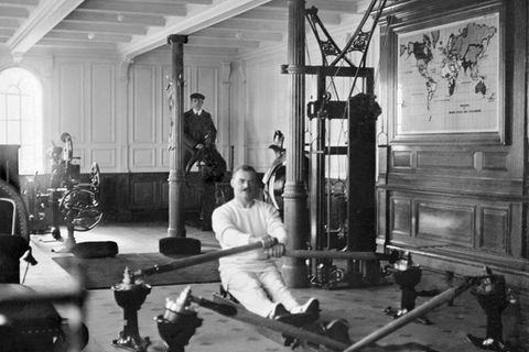 Titanic-Passagier sitzt an Rudermaschine im Fitnessraum