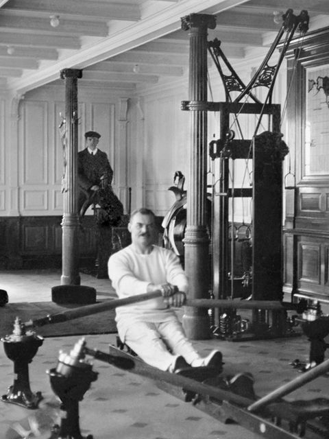 Titanic-Passagier sitzt an Rudermaschine im Fitnessraum