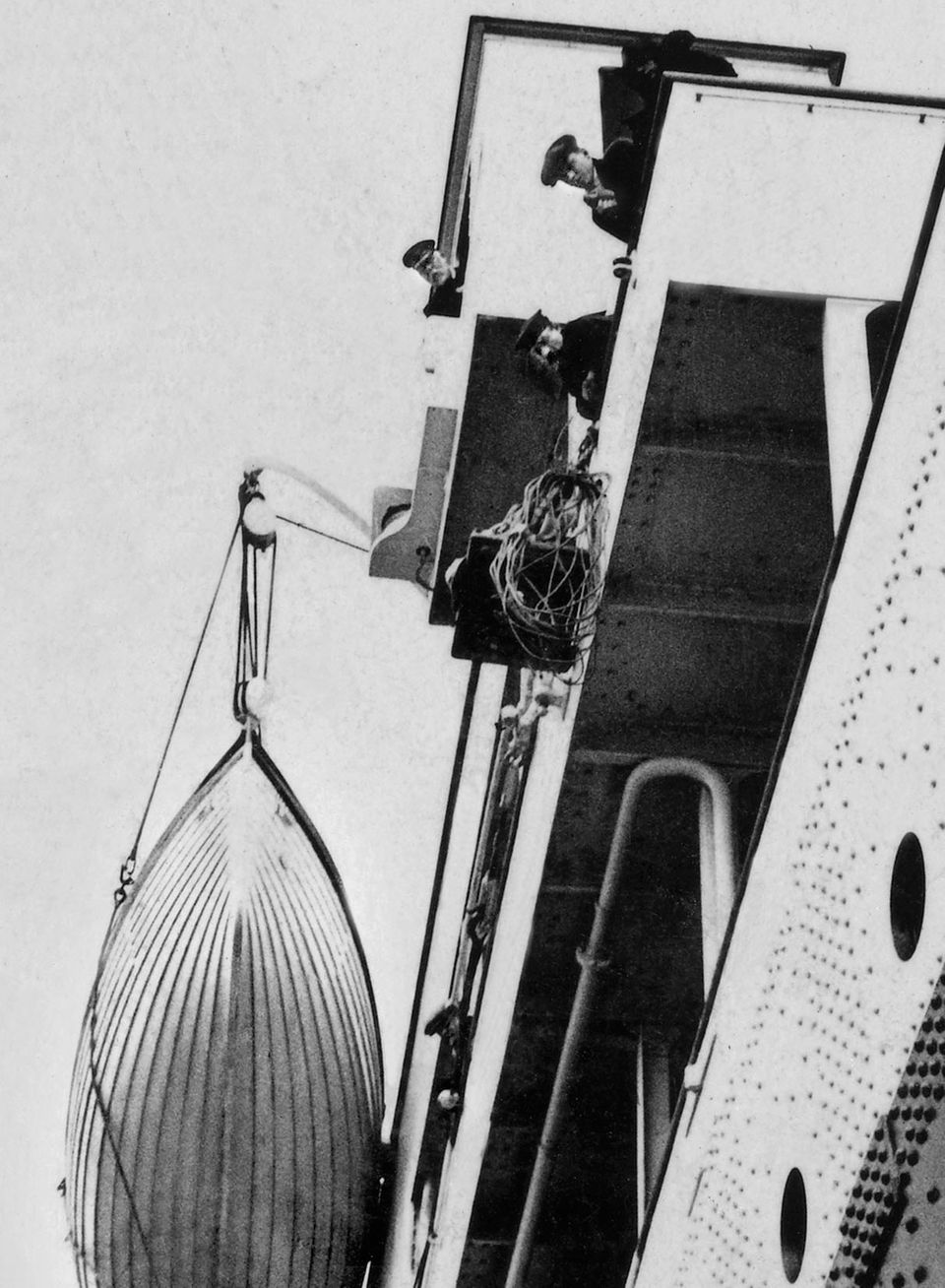Titanic-Kapitän schaut die Bordwand des Schiffs hinunter Titanic-Kapitän schaut die Bordwand des Schiffs hinunter