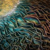 Sind es Wellen, die ans Ufer schlagen? Eine Landschaft mit zerfurchten Canyons? Nein, es handelt sich um die Lamellen eines Pilzes der Gattung Lactarius (Milchlinge), der in den White Mountains in Arizona gedeiht. Die grünliche-blaue Färbung entsteht, wenn bestimmte organische Verbindungen aus den Pilzzellen der Luft ausgesetzt sind und mit Sauerstoff reagieren (Art of Nature Winner)