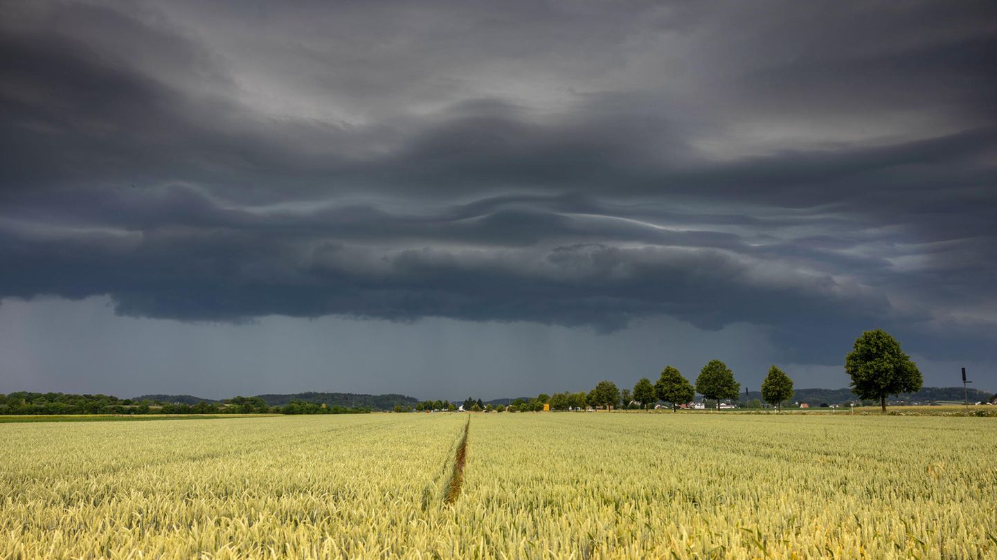 Ein Gewitter zieht auf: Der Deutsche Wetterdienst warnte am Mittwoch in Teilen Bayerns vor starkem Gewitter mit schweren Sturmböen, Starkregen und Hagel
