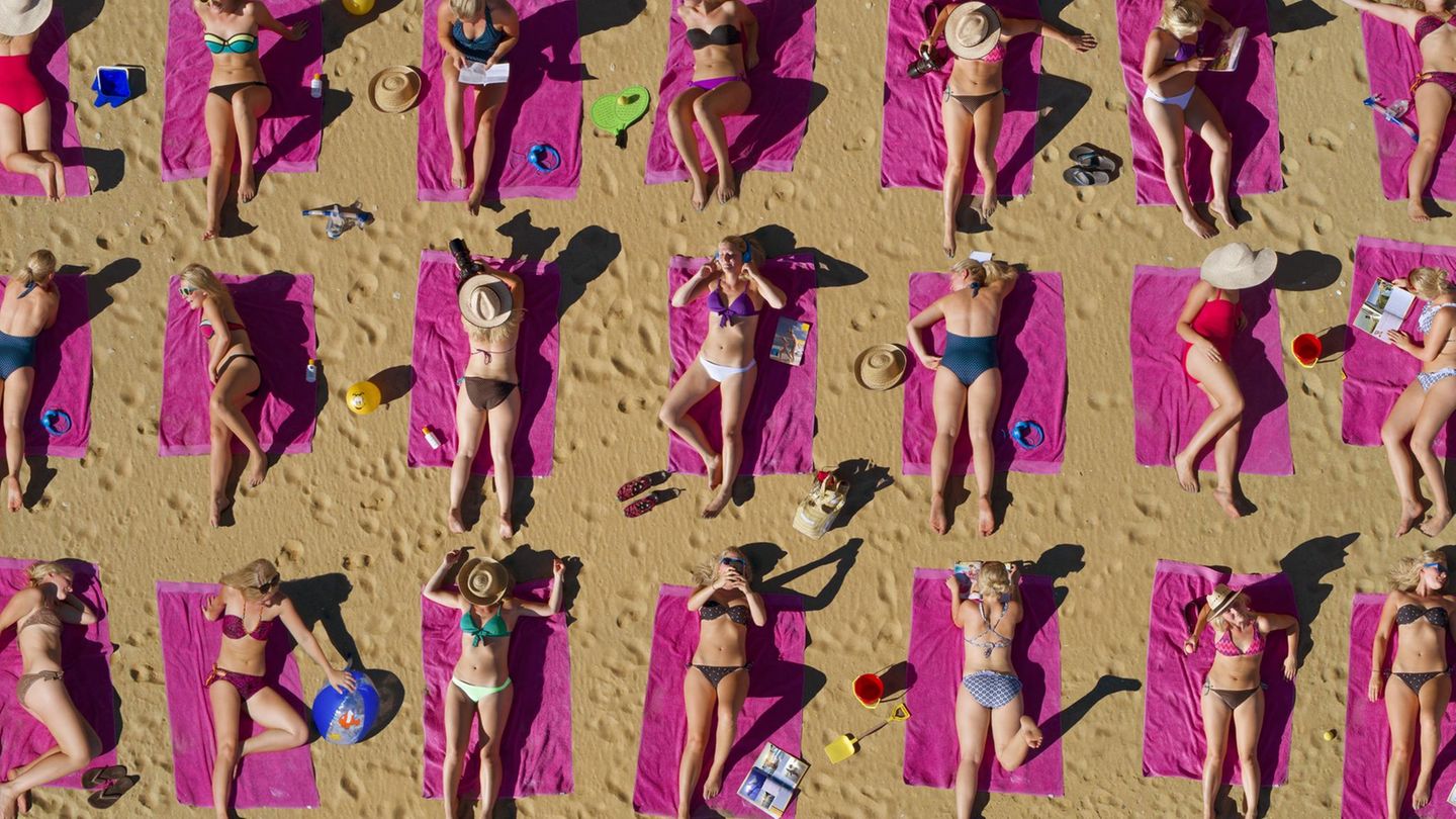 Dicht an dicht aalen sich Sonnenanbeter in den kommenden Wochen an Stränden. Doch ein attraktives Hautbild lässt sich auch schonender als durch intensivstes Sonnen erzielen